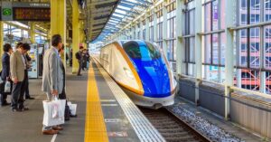 szybki pociąg Shinkasen wjeżdżający na stację, Japonia